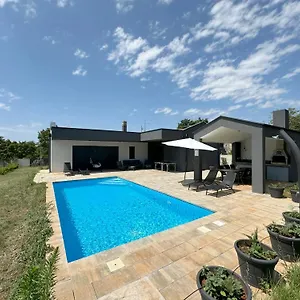 Villa Nora With Heated Pool, Marčana